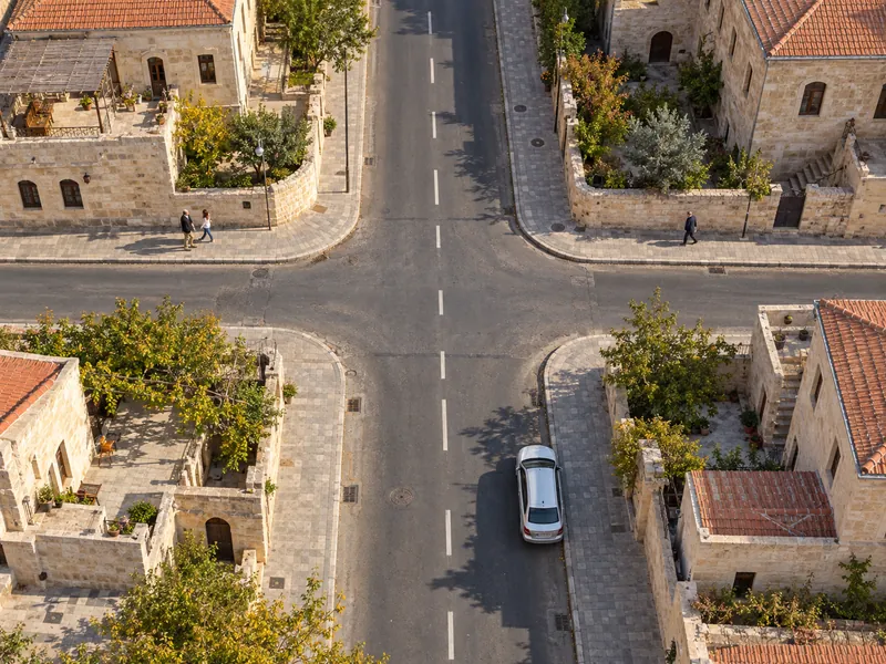 Ürgüp'te taşıt yolu, kaldırımlar, park etmiş araç ve kavşak görünen sokak, yukarıdan